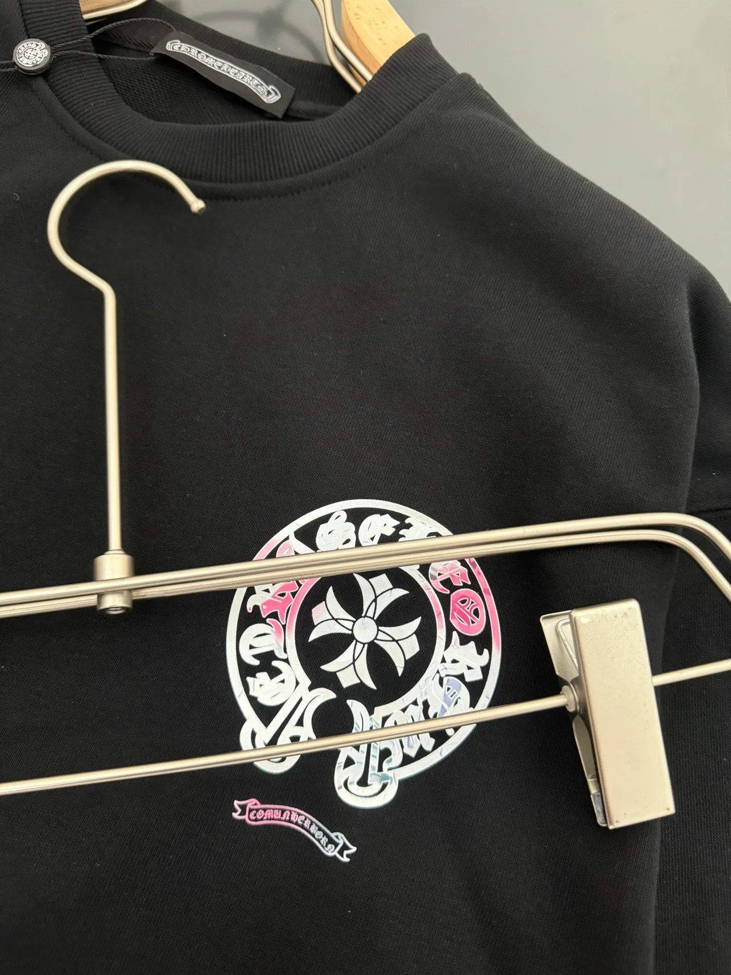 P240 Chrome Hearts*Chrome Hearts* The latest round-neck fashionable long-sleeved sweatshirt for autumn and winter, with printed logo design and 400 grams of pure cotton fabric! It is close to the skin and comfortable, durable and easy to wear. The original factory craftsmanship is meticulous. It is a must-have for casual wear. Size S M L XL XXL